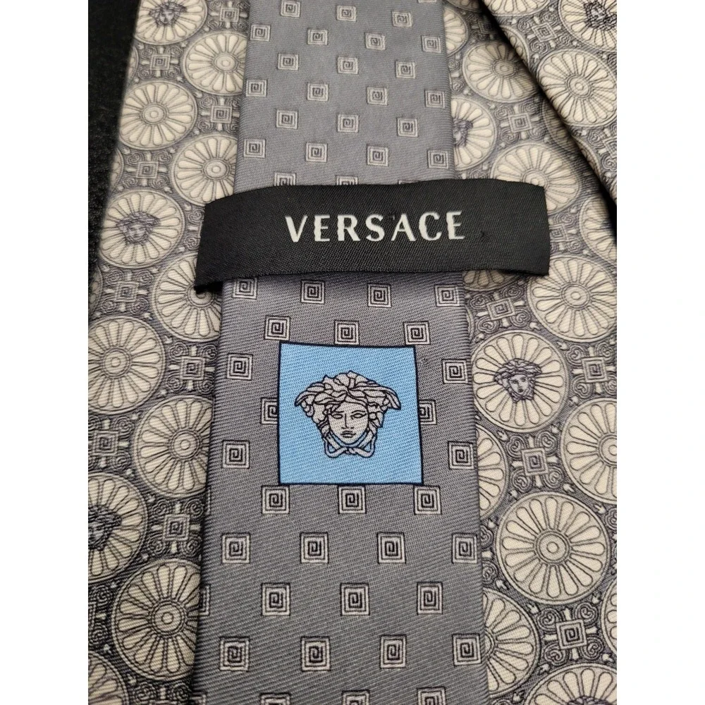 Versace Men's Necktie Grey Medallion Silk 3.75 x 58 Excellent